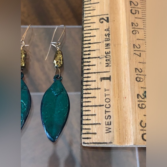 NWOT green closed lock french wire  dimensional leaf earrings - Picture 9 of 12
